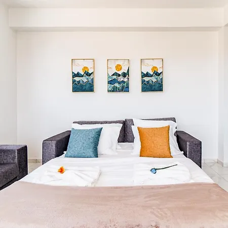 Adolina One Bedroom 204 By Ezoria Appartement